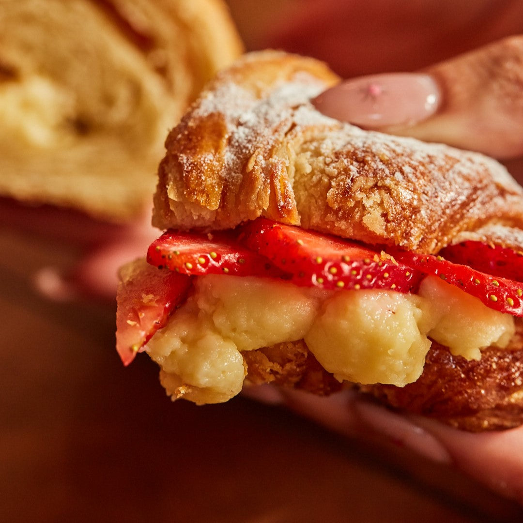 Croissant Fresas Y Almendras - CAFÉ SALUDABLE S.A.C.