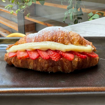 Croissant Fresas Y Almendras - CAFÉ SALUDABLE S.A.C.