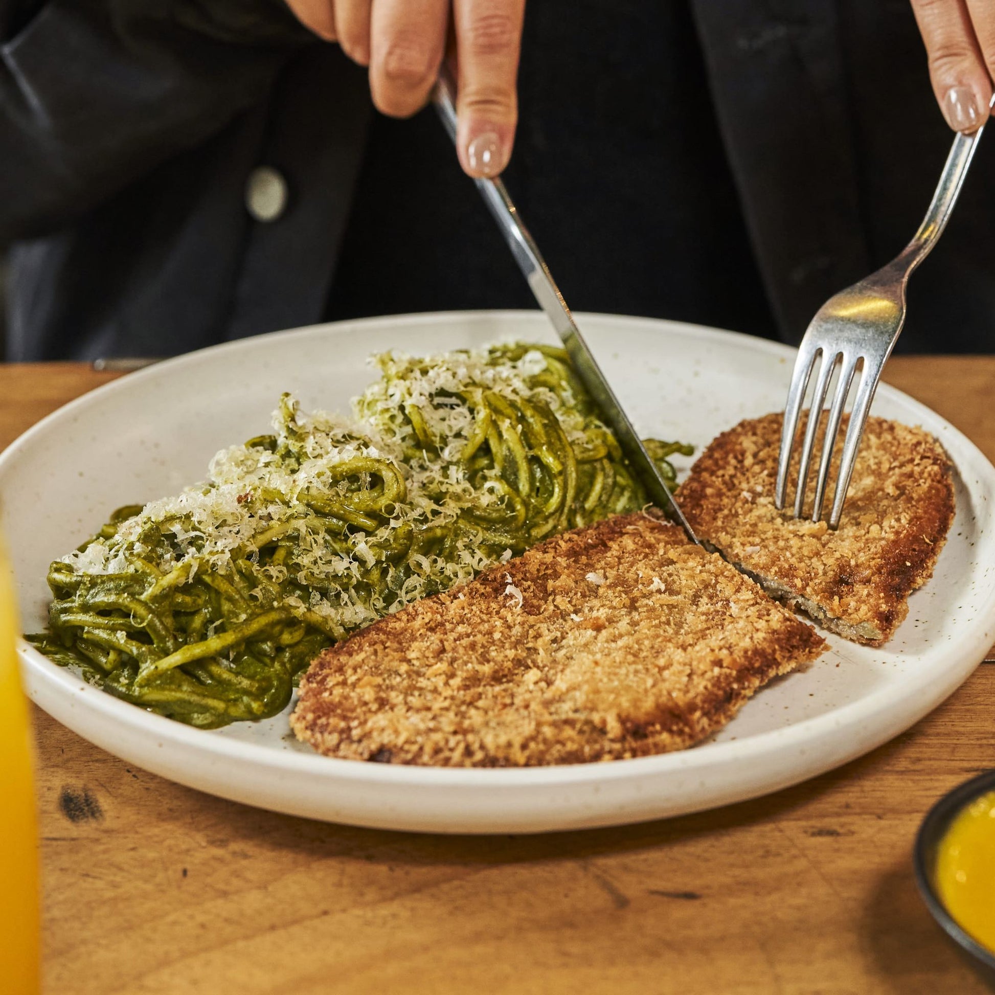 Spaghetti Al Pesto Con Milanesa De Berenjena - CAFÉ SALUDABLE S.A.C.